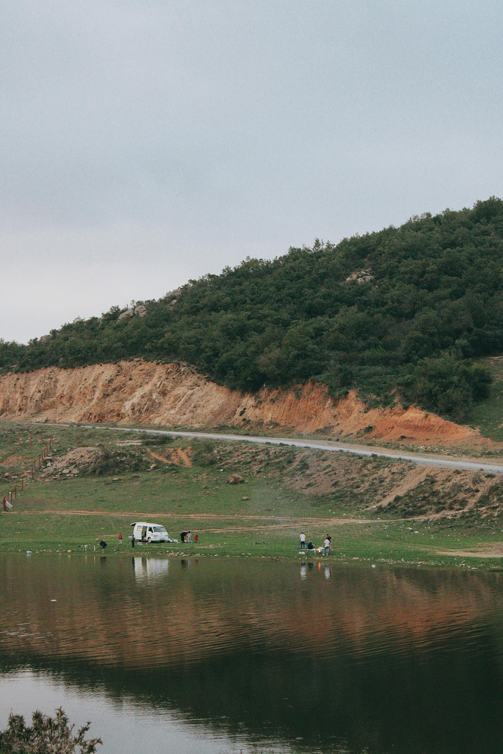 Entorno de camping natural junto al agua