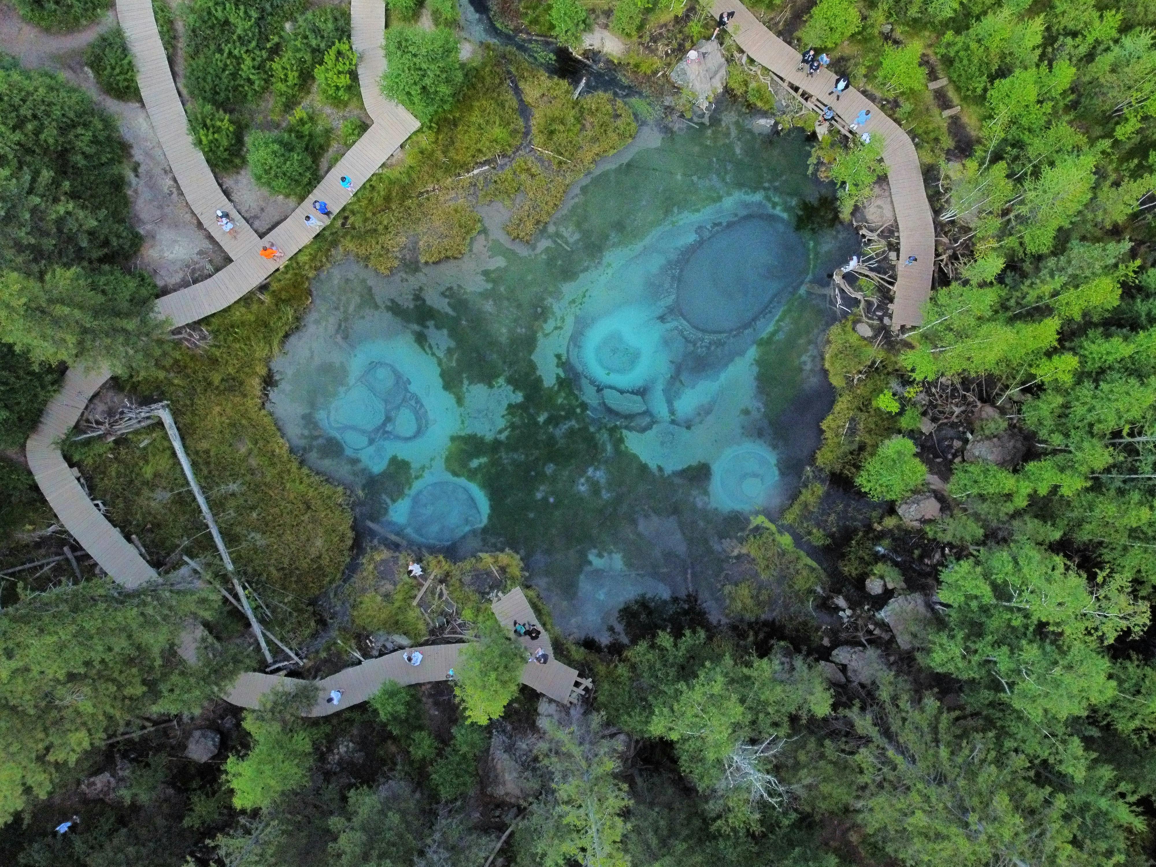 Lago rodeado de montañas y naturaleza